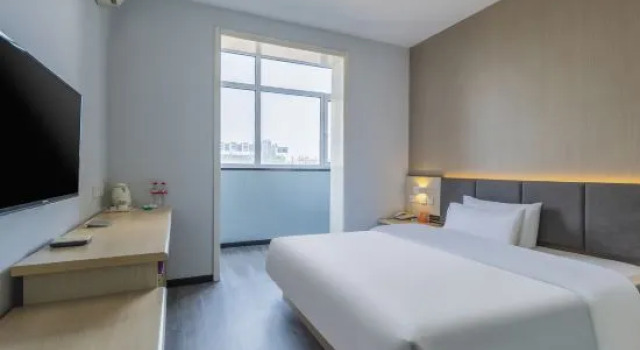Двухместный люкс Deluxe 7Days Inn Chain Hotel (Tianjin Jiaotong Institute Caozhuang Subway Station)