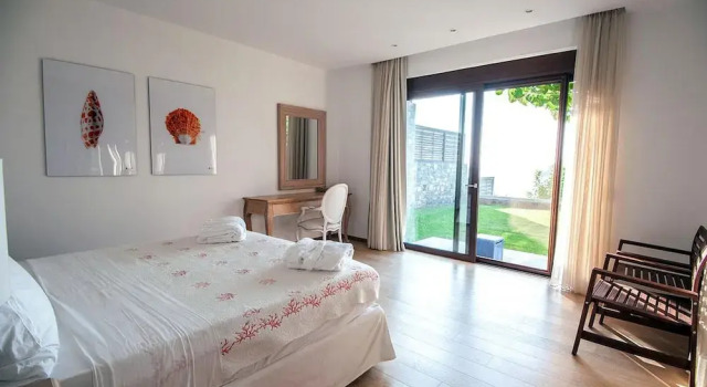 Beach Access 5 Bedroom Villa