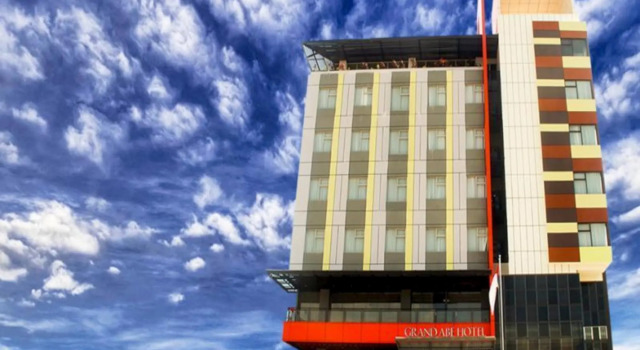 Кровать в общем номере Grand Abe Hotel