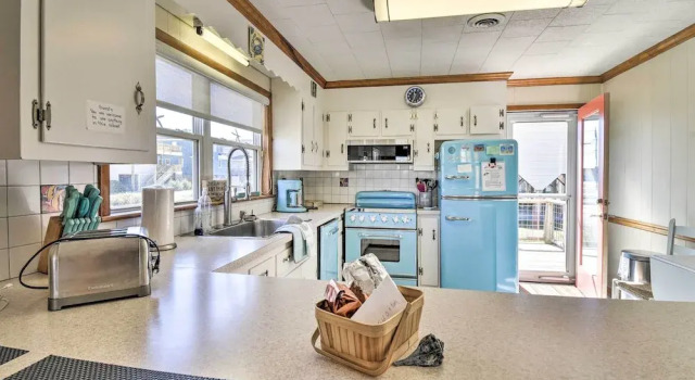 Nags Head Cottage: Screened Porch, Walk to Beach!