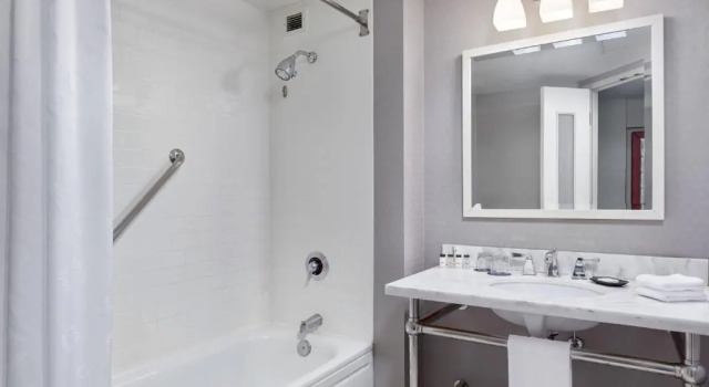 Четырёхместный номер Standard с видом на гавань Sheraton Erie Bayfront Hotel