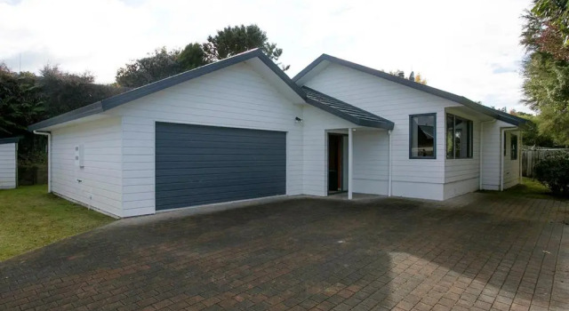 Laid Back on Lakewood - Taupo Holiday Home, Rezerwuj Hotel Hotele w Auckland Region z parkingiem, Parking