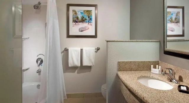 Четырёхместный семейный номер Standard с балконом Courtyard by Marriott Fort Lauderdale Airport & Cruise Port