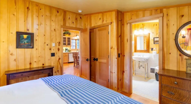 Коттедж с 3 комнатами Lake Creek Lodge
