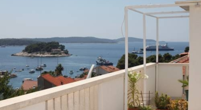 Apartments & Rooms Zlatica Hvar, Забронировать Апартаменты/квартира Отели Хвара с парковкой, рядом с Church of the Holy Spirit Hvar, Парковка