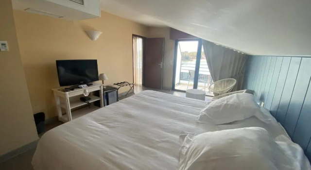 Четырёхместный номер Comfort с видом на озеро Hotel Le Pavillon Bleu