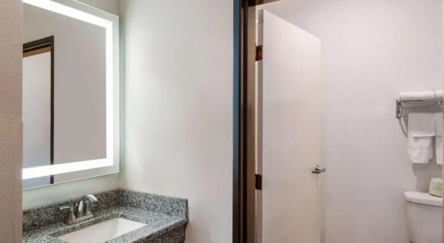 Люкс SureStay Plus Hotel by Best Western Coralville Iowa City