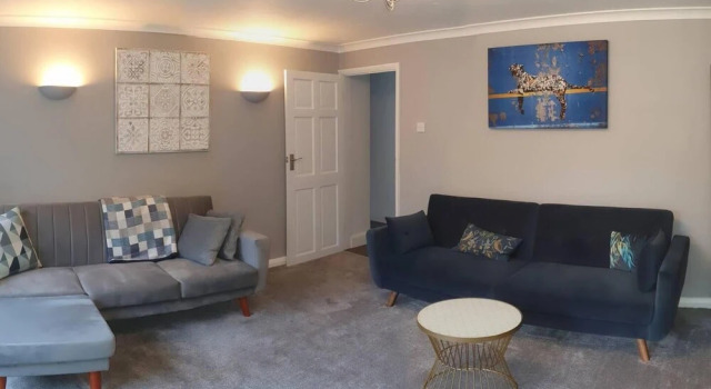 Spacious 2-bedroom Family Flat in Iver Heath, Забронировать Отель Бизнес-отели Англии, 4* 5*