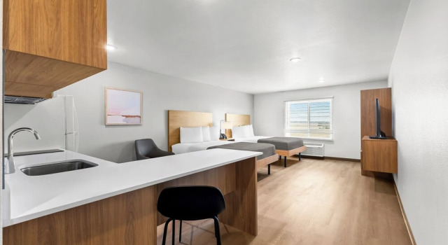 Четырёхместный люкс LivAway Suites Salt Lake City- West Jordan
