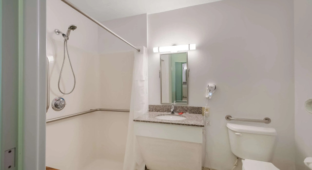 Четырёхместный номер Standard SureStay Plus Hotel by Best Western Berkeley Springs