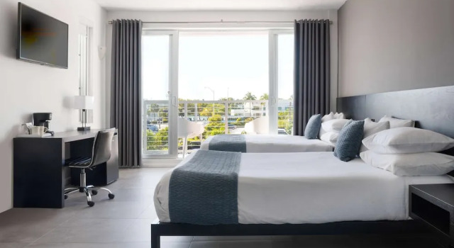 Четырёхместный полулюкс с балконом и с видом на город MB Hotel, Trademark Collection by Wyndham