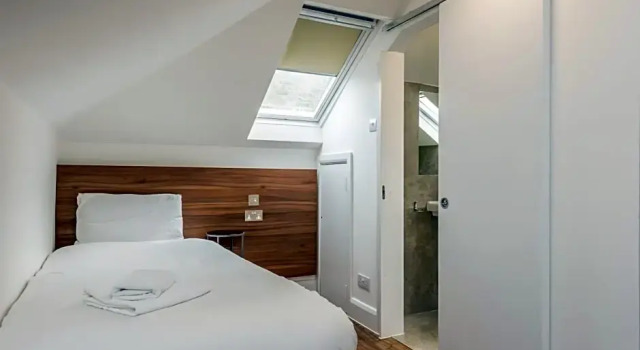 Четырёхместный номер Standard Queens Drive Hotel