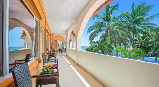 Четырёхместный номер Deluxe с балконом SunBreeze Hotel