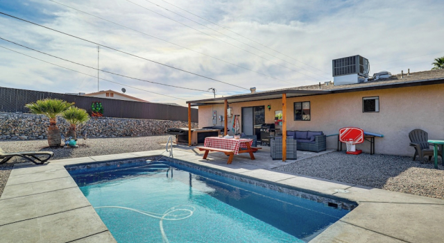 Коттедж Desert Oasis w/ Hot Tub! 6 Mi to Lake Havasu