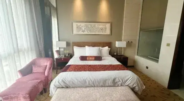 Люкс Comfort Lingyuan Linggang Hotel