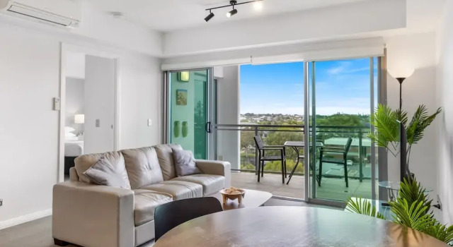 Feel The Sea Breeze: 1-bed With Pool, Gym & Views, Đặt Căn hộ Redcliffe 