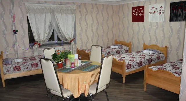 Кровать в общем номере Sara's Guest House