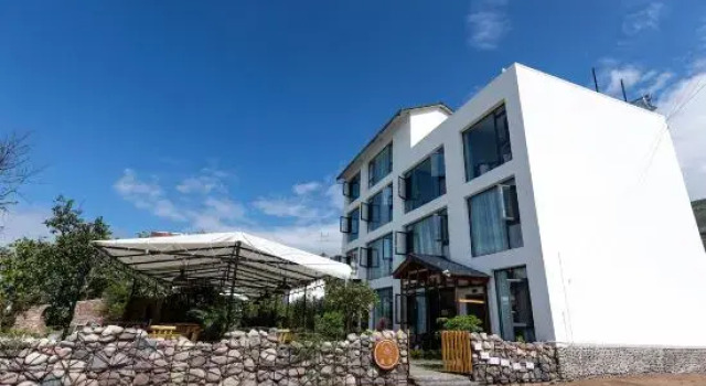 Yuanzhu Guesthouse, Prenota Hotel Hotel a Sichuan con parcheggio, Parcheggio