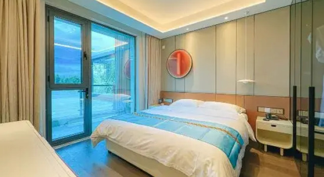 Кровать в общем номере Junshan Holiday Hotel