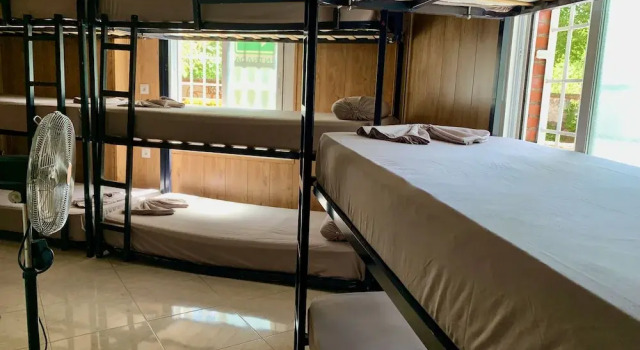 La Perla de Lujo - Hostel, Varaa Hostelli Hotellit Madridin maakunta pysäköinnillä, Pysäköinti