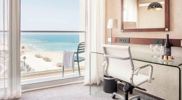 Executive Twin room with balcony and with sea view Renaissance Tel Aviv Hotel
