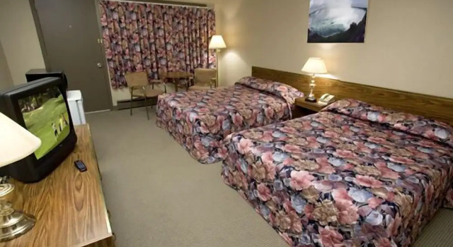 Четырёхместный номер Standard с балконом Candlelight Inn