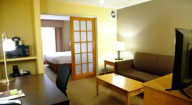 Люкс Country Inn & Suites by Radisson, Bloomington-Normal West, IL
