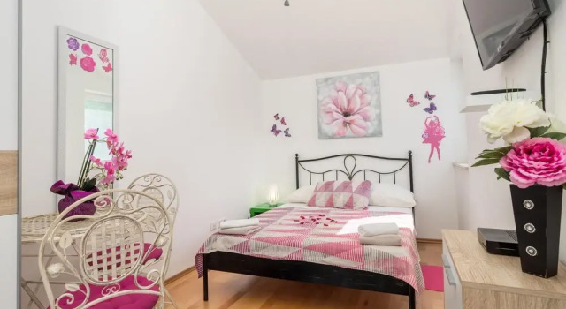 Amazing Home in Silo With Wifi and 3 Bedrooms, Varaa Hotelli Hotellit Kvarner Islands uima-altaalla, Uima-allas