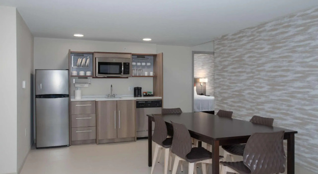 Четырёхместный люкс с 2 комнатами Home2 Suites By Hilton Omaha Un Medical Ctr Area