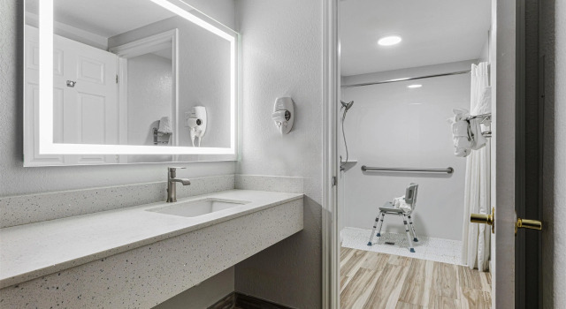Шестиместный номер Standard Best Western Canton Inn