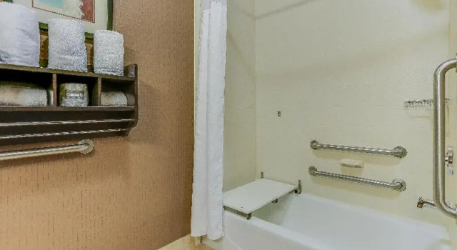 Четырёхместный люкс Holiday Inn Express Hotel & Suites Huntsville by IHG