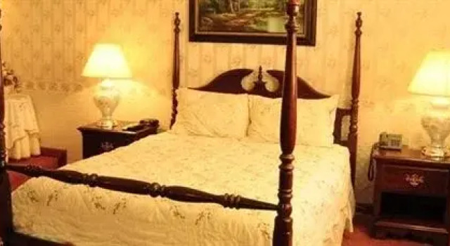 Guggisberg Swiss Inn, Rezerwuj Hotel Millersburg Ohio