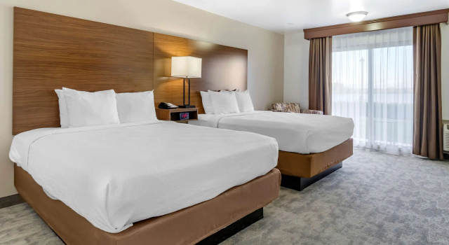 Четырёхместный номер Standard с видом на озеро Best Western PLUS Lake Front Hotel