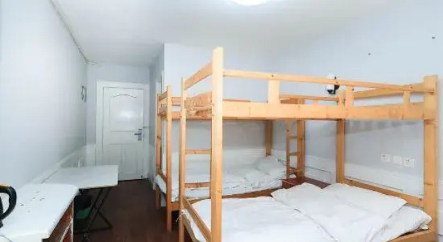 Кровать в общем номере (мужской номер) Xiongying Hostel