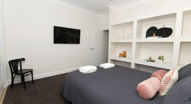 McNamara Lane Large CBD home Freshly renovated 7 Smart TV's Sleeps 11, Prenota Hotel Orange 