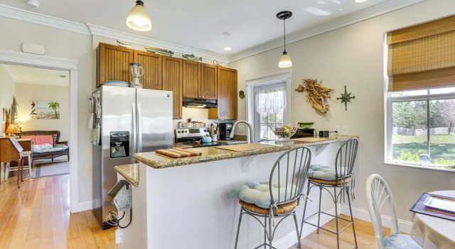 Коттедж с 3 комнатами Lovely Carrabelle Home w/ Lake Views & Pool Access