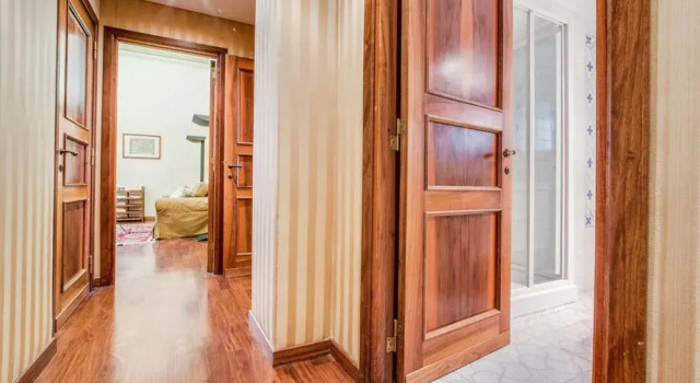 Elegant and Large 2 bed Flat Near P.zza Barberini, Забронировать Отель Рим Лацио, рядом с Посольство США в Риме