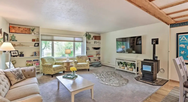 Bright 4BR w/ Fireplaces, & Bikes: Great Location!, Rezerwuj Dom wakacyjny Fairbanks Alaska