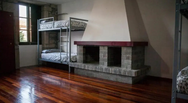 Кровать в общем номере Albergue Convento Del Camino