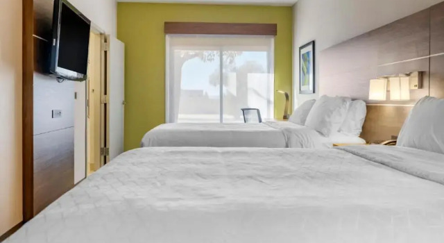 Четырёхместный люкс Holiday Inn Express Hotel & Suites Albuquerque Midtown by IHG
