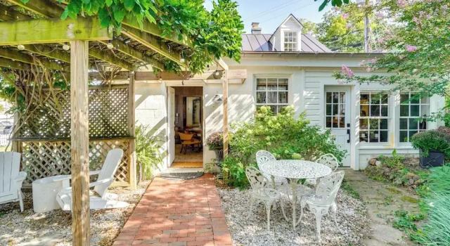 Коттедж Cottage w/ Furnished Patio & Garden: Dtwn Leesburg