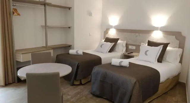Трёхместный номер Standard Patios del Orfebre