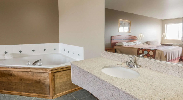 Люкс Deluxe Super 8 by Wyndham Ottawa