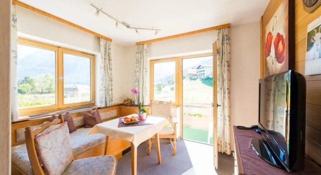 Haus Enzian, Rezerwuj Hotel Hotele w Tyrol z parkingiem, Parking