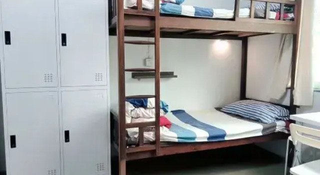 Кровать в общем номере (мужской номер) Ningbo Ivory Guest Youth Hostel