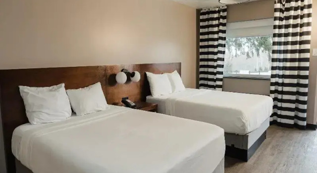 Четырёхместный номер Standard с красивым видом из окна Dutch Wonderland Inn