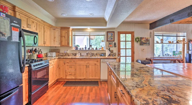 Коттедж Gorgeous Oakhurst Retreat w/ Swimming Hole!