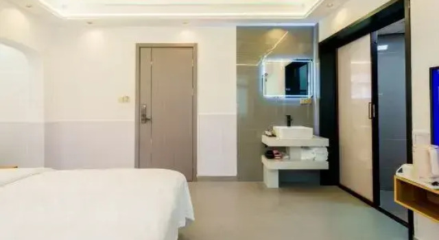 Трёхместный семейный люкс Deluxe Yuanshe Muyun Ge Homestay (Phoenix Ancient City Nanhua Li Tourist Center Branch)