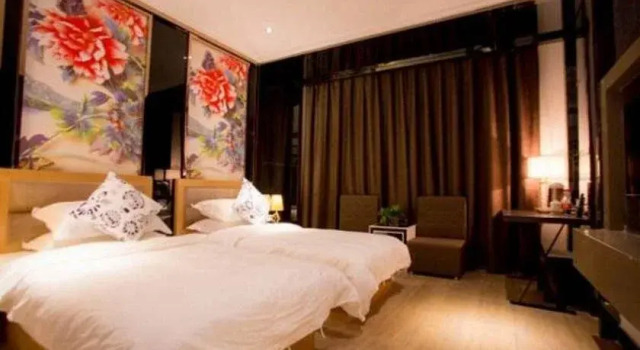 Starway Hotel Hami Railway Station, Prenota Hotel Hami Xinjiang
