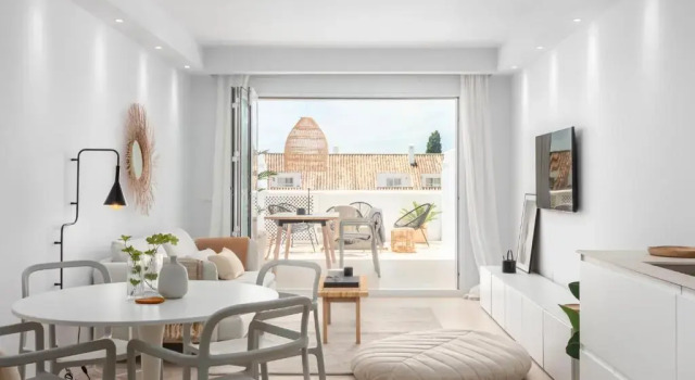 Апартаменты FRESH Renovated 2 bed Apt in best location RDR236